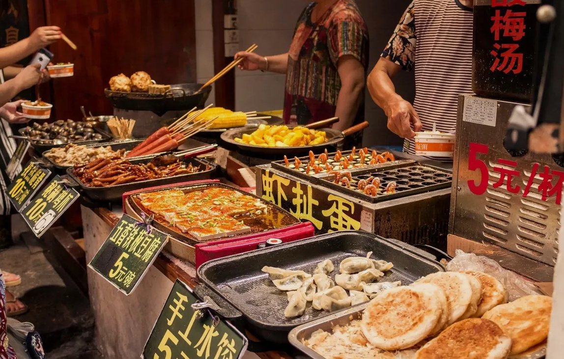 Если бы меня пустили в кафе с креветками на гриле, я бы тоже два кило мимнимум слопала... И меня бы выгнали