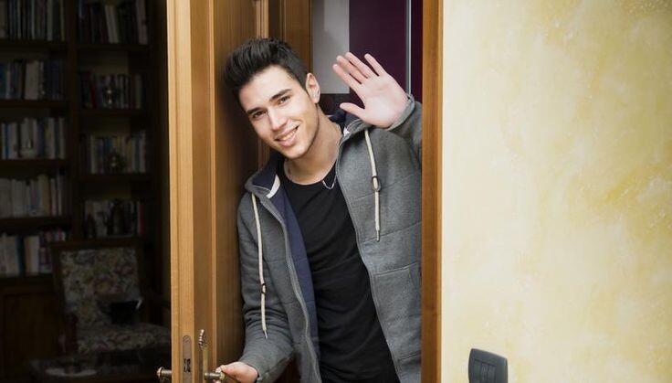 парень входит в квартиру