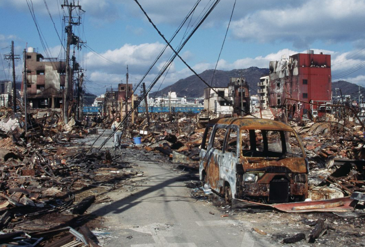 В 1995 году в результате землетрясения в Кобе погибли 6434 человека, были разрушены более 200 тыс. зданий, а также уничтожены 120 из 150 причалов в порту.