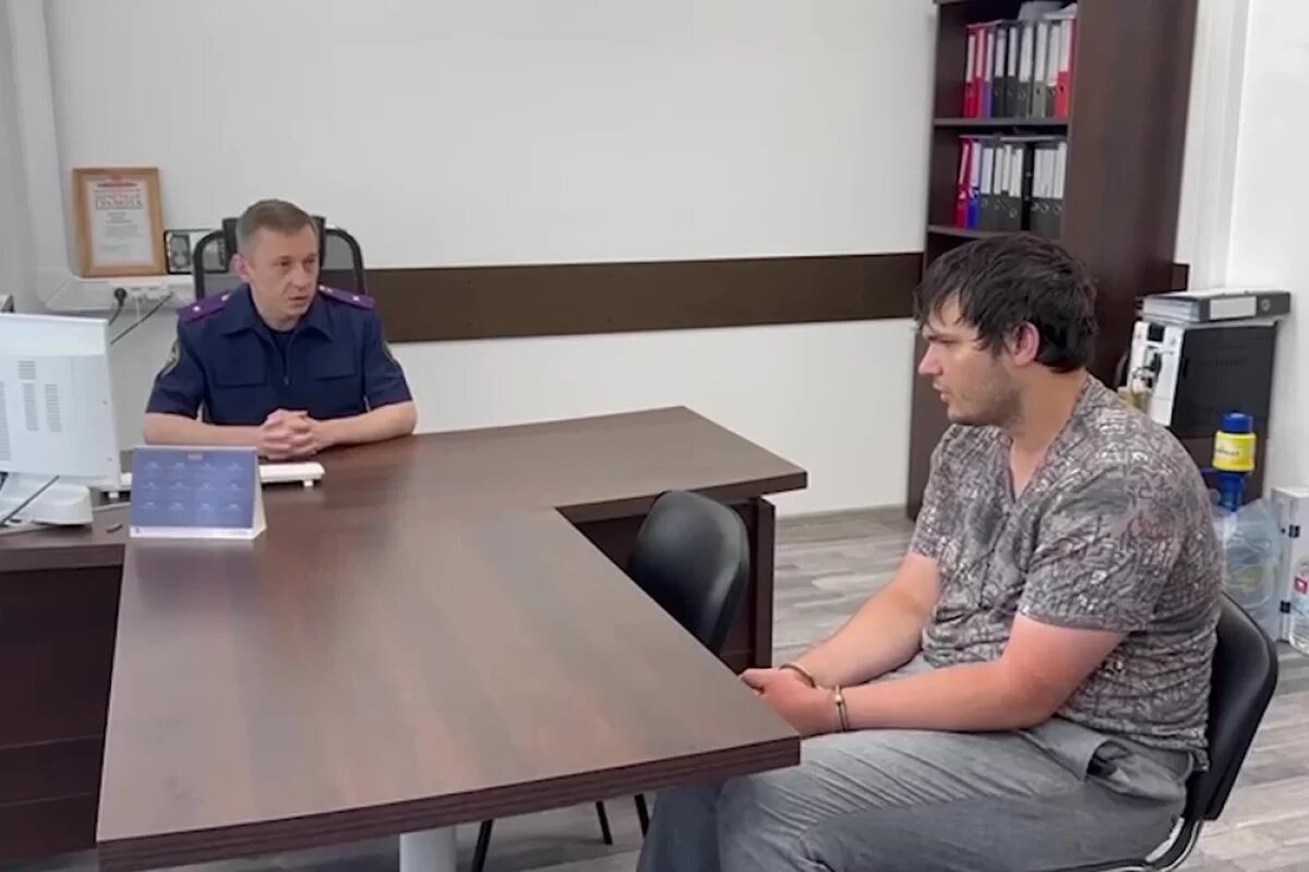    Евгений Серебряков дает показания.