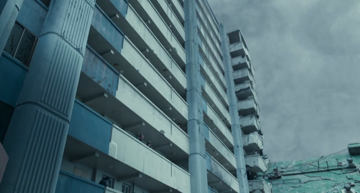Кадр из фильма "Бетонная утопия" 2023 г. реж. Ом Тхэ-Хва