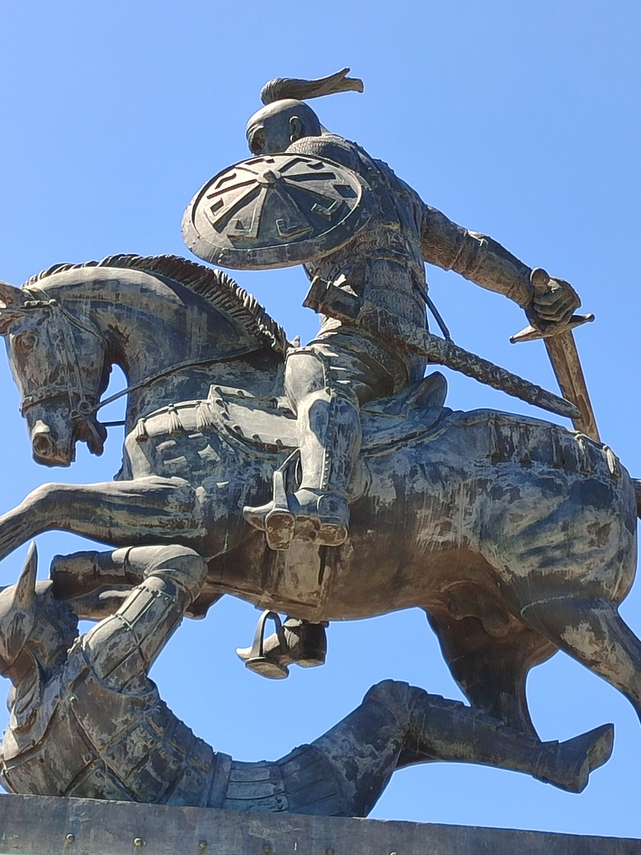 Памятник князю Святославу в селе Холки, что в 115 км от города Белгорода