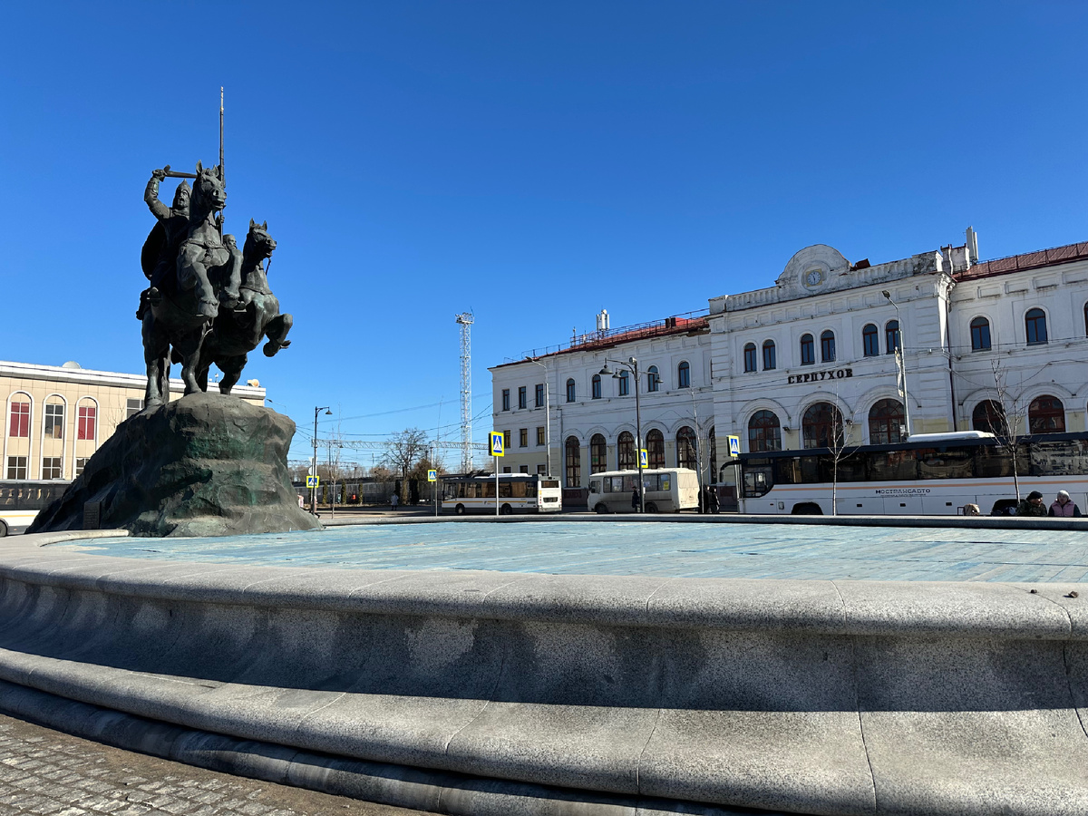 Здание железнодорожного вокзала в Серпухове — памятник архитектуры, в 2002 году признано объектом культурного наследия регионального значения. Вокзал построили в 1868 году по проекту архитектора Фёдора Карловича Кнорре в стиле эклектики. На тот момент здание было самым высоким в городе и Серпуховском уезде.