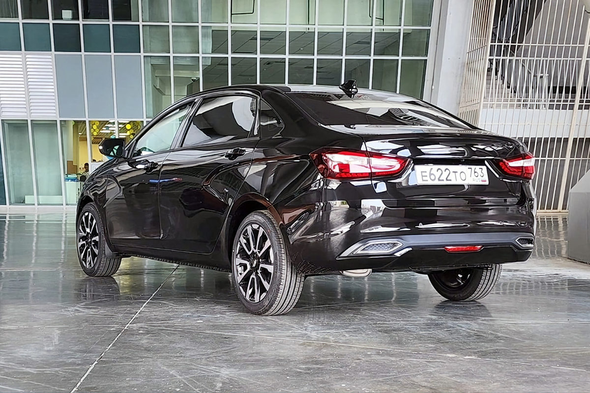 Передок и задняя часть Aura полностью копируют Весту, а середина кузова — своя