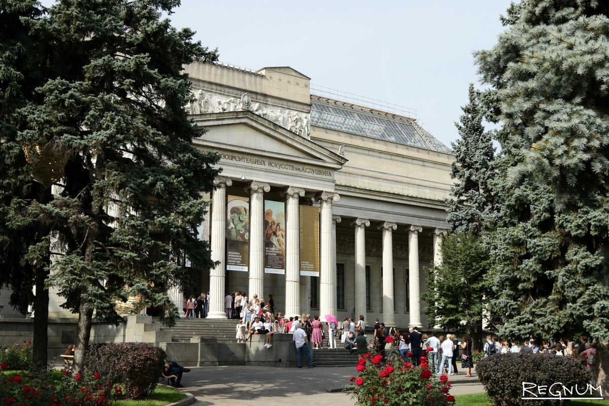    Очередь на праздничную программу в Пушкинском музее / Источник: Василий Иванов © ИА REGNUM