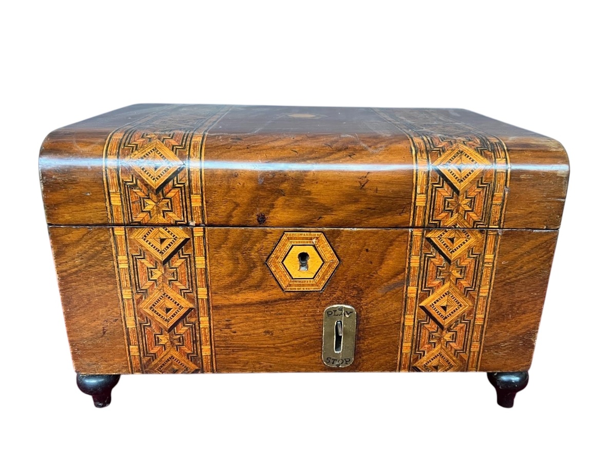 Корпус украшен изысканной инкрустацией и сохранил оригинальное покрытие.