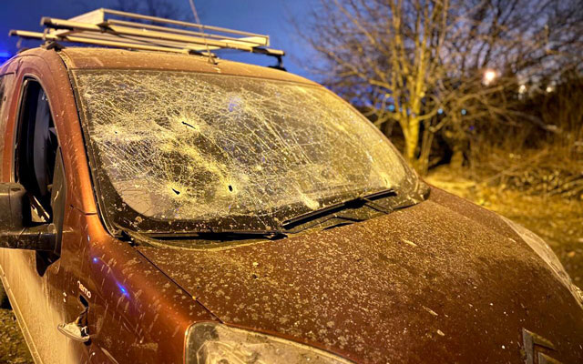 Автомобиль, посечённый осколками от артобстрела (фото из открытых источников)