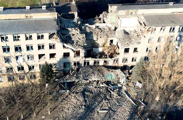 Последствия прилёта авиабомбы (нашей), по располаге противника. Хорошо видно, что под таким зданием укрываться не варинт, получить кучу стекла и битого кирпича на себя... (фото из открытых источников)