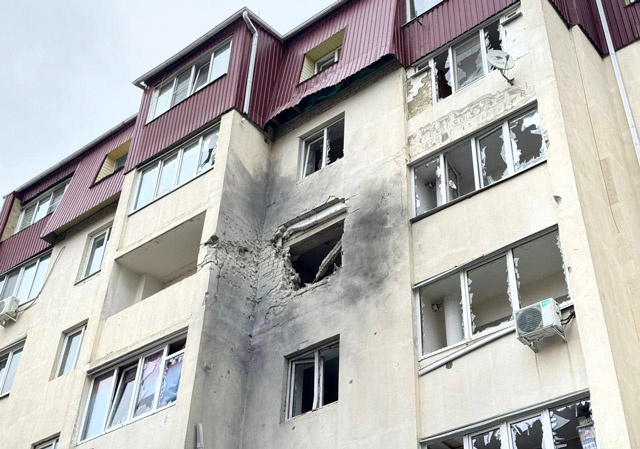 Повреждения дома в Белгороде от атаки дронов противника. Остекление где-то выбило, где-то нет, небольшой ремонт, и будет, как новенький  (фото из открытых источников)