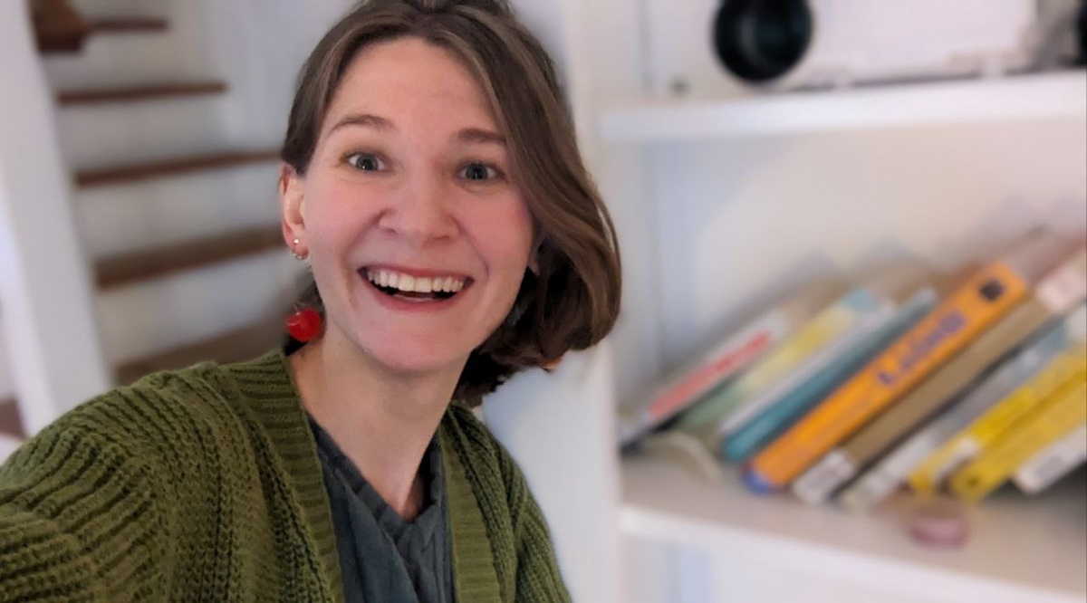 Так выгляжу я, автор этого канала - Даша с края света. Пропала почти на полгода из-за того, что с головой ушла в работу в центре иностранцев. Стало трудно совмещать с регулярным выпуском статей. Накопила за это время идей и материалов для будущих публикаций. Возвращаюсь. 