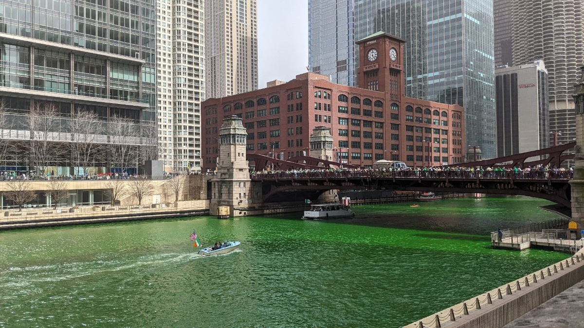 Вот наши 3 последних поездки по США: так выглядит Чикаго на день святого Патрика. Реку красят в ядренно-зеленый цвет, и все горожане наряжаются в зеленую одежду. 