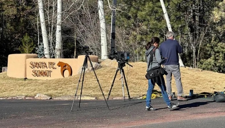 Репортеры собрались возле закрытого поселка, где погибли Хэкман и его жена.