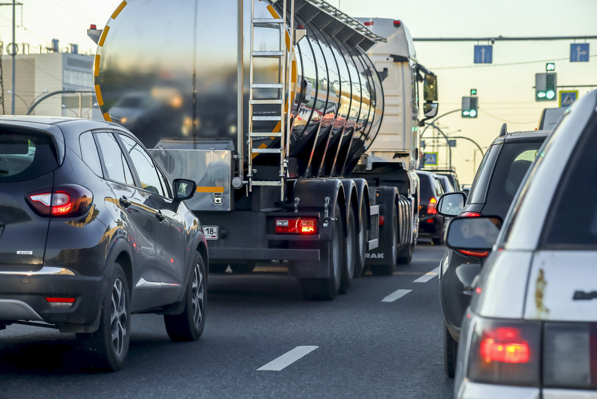 Из-за ремонта на мосту образуется пробка.  Фото: Фото: ФедералПресс / Елена Майорова