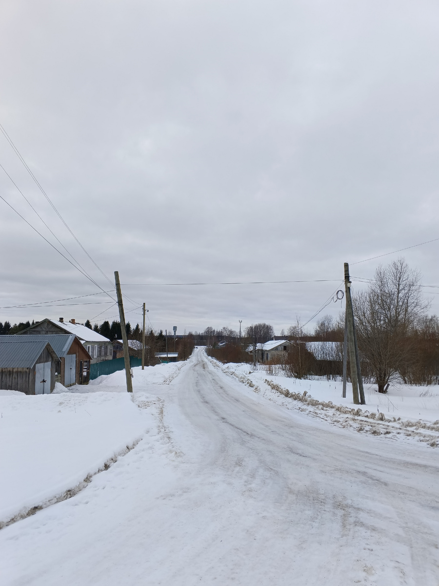 фото: такие дороги в посёлке, солнца нет совсем, сумрачно