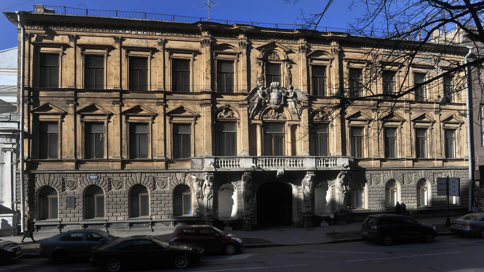 Инспекция КГИОП установила, что лицевая часть фасада находится в плохом состоянии, но основной урон нанесен декоративным элементам оформления здания.📷Фото: Александр Коряков / Коммерсантъ