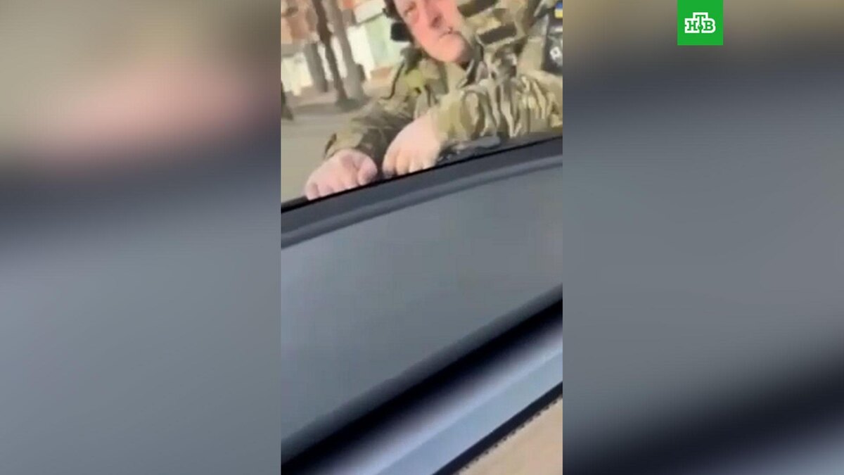   В Днепропетровске водитель Tesla прокатил на капоте курящего военкома