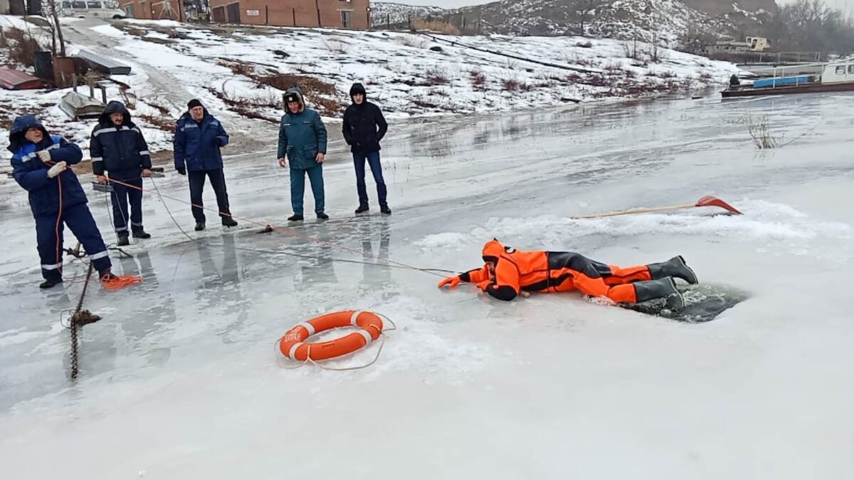 тренировка спасателей на льду