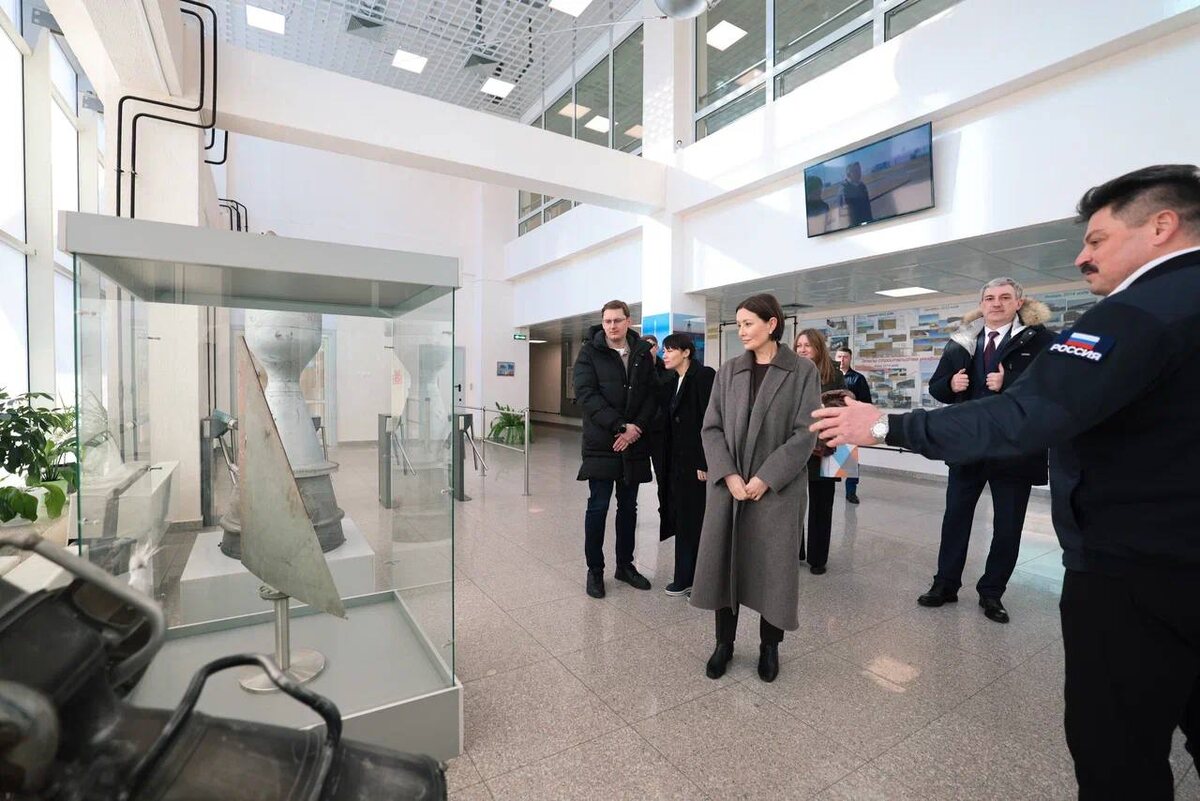 Туристам на космодроме показывают сбор ракеты / Фото: правительство Амурской области