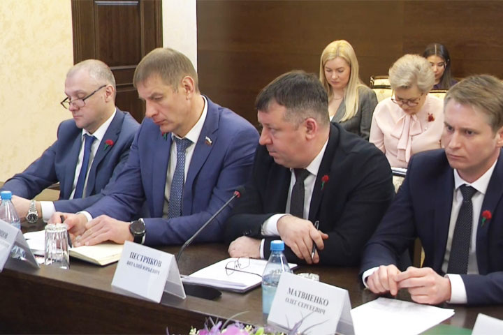 Скриншот трансляции заседания правительства Хакасии, vk.com/konovalov1917
