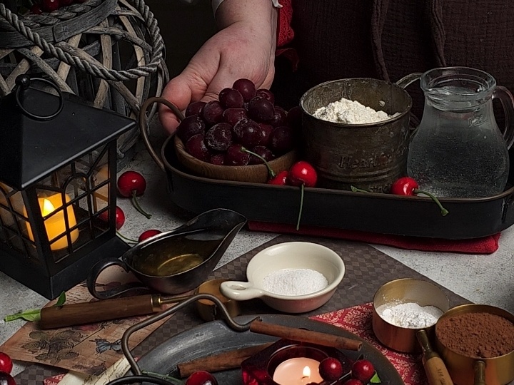 Постный, шоколадный кекс с вишней.