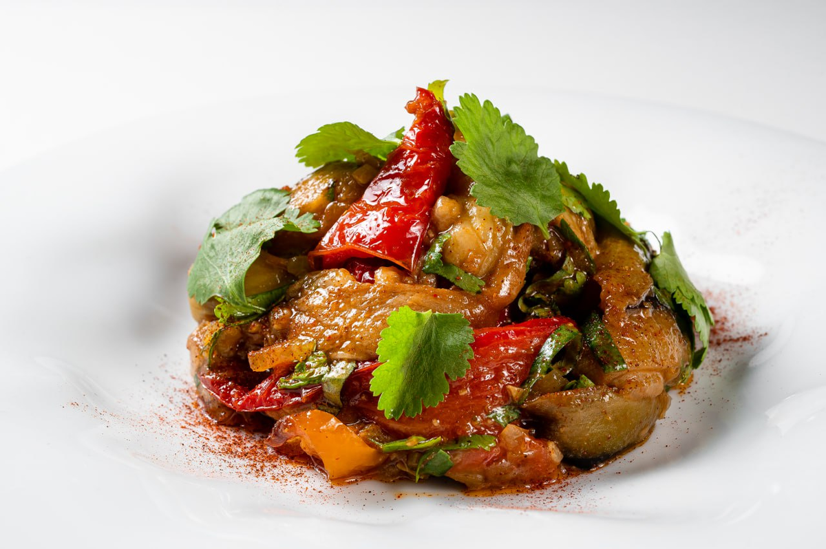 Салат «Аджапсандал» с обжаренными баклажанами, запеченным болгарским перцем с пикантной заправкой в ресторанах-яхтах «Ласточка» и «Чайка»