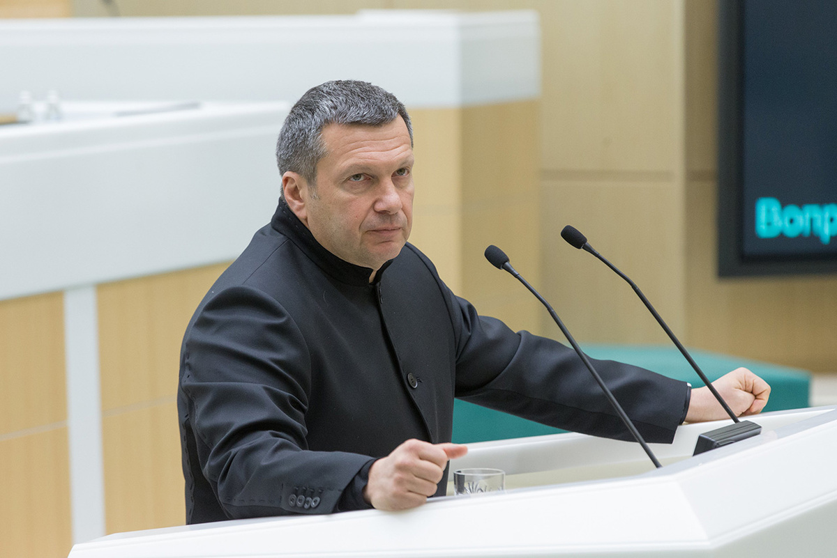 По словам телеведущего, необходимо нанести удары по местам управления, заседания местной власти, электростанциям и военным объектам.  Фото: пресс-служба Совета Федерации Федерального Собрания РФ / council.gov.ru