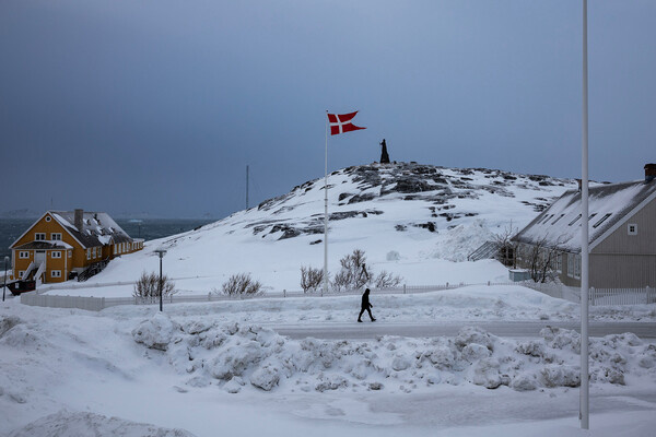 Мужчина идет по улице в Нууке (Гренландия), 9 марта 2025 года / Marko Djurica/Reuters