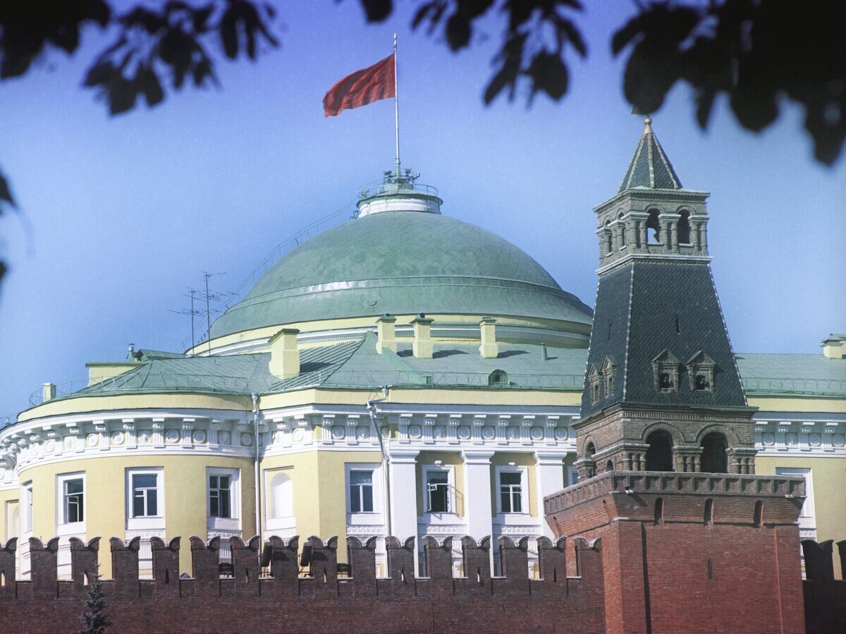    Сенатская башня Кремля и здание Правительства СССР.© РИА Новости / Анатолий Сергеев-Васильев