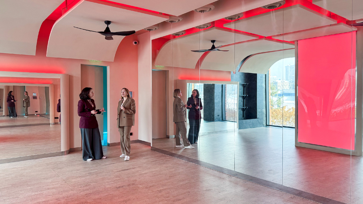 Красный свет способствует нормализации режима и психоэмоционального состояния. Горячий зал авторских тренировок студии Pilates RCC.