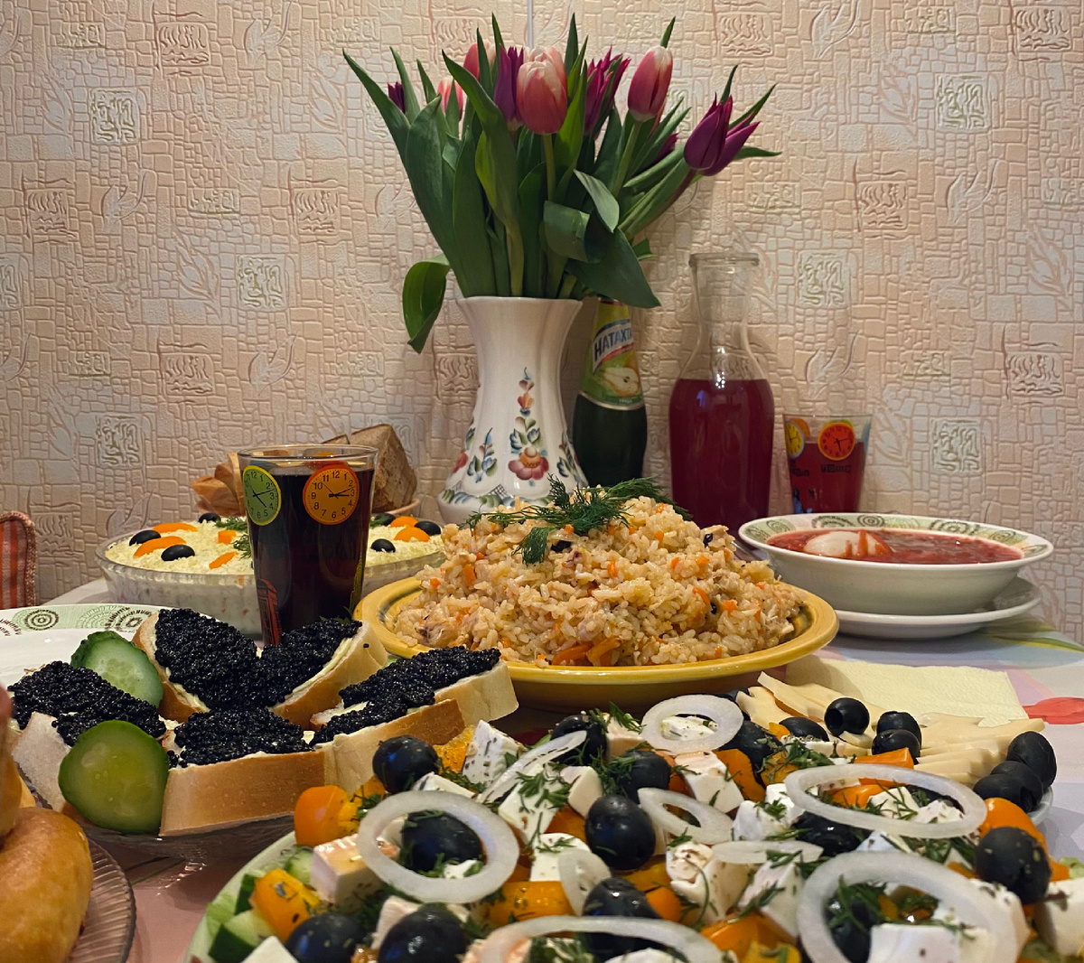 Так мы отмечали 8 марта у мамы дома 4 года назад. У всех нас тогда было чуть больше времени, да и сил тоже)) Потом мы перешли в новый статус: мама, папа, бабушка и деда 😊