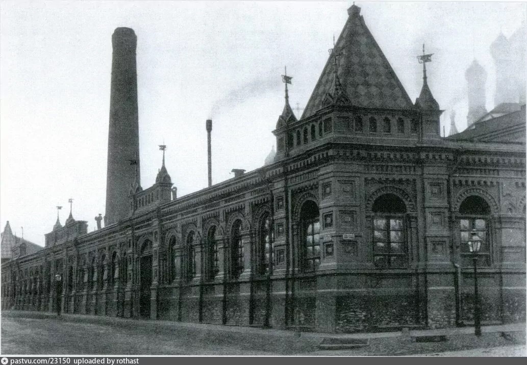 1900. Обратите внимание на расстекловку окон и на выпуклые стекла. Они продержались недолго