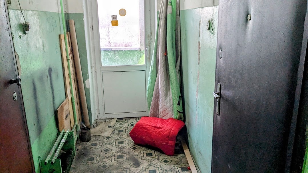 Наша дверь, табуретка и палатка. 