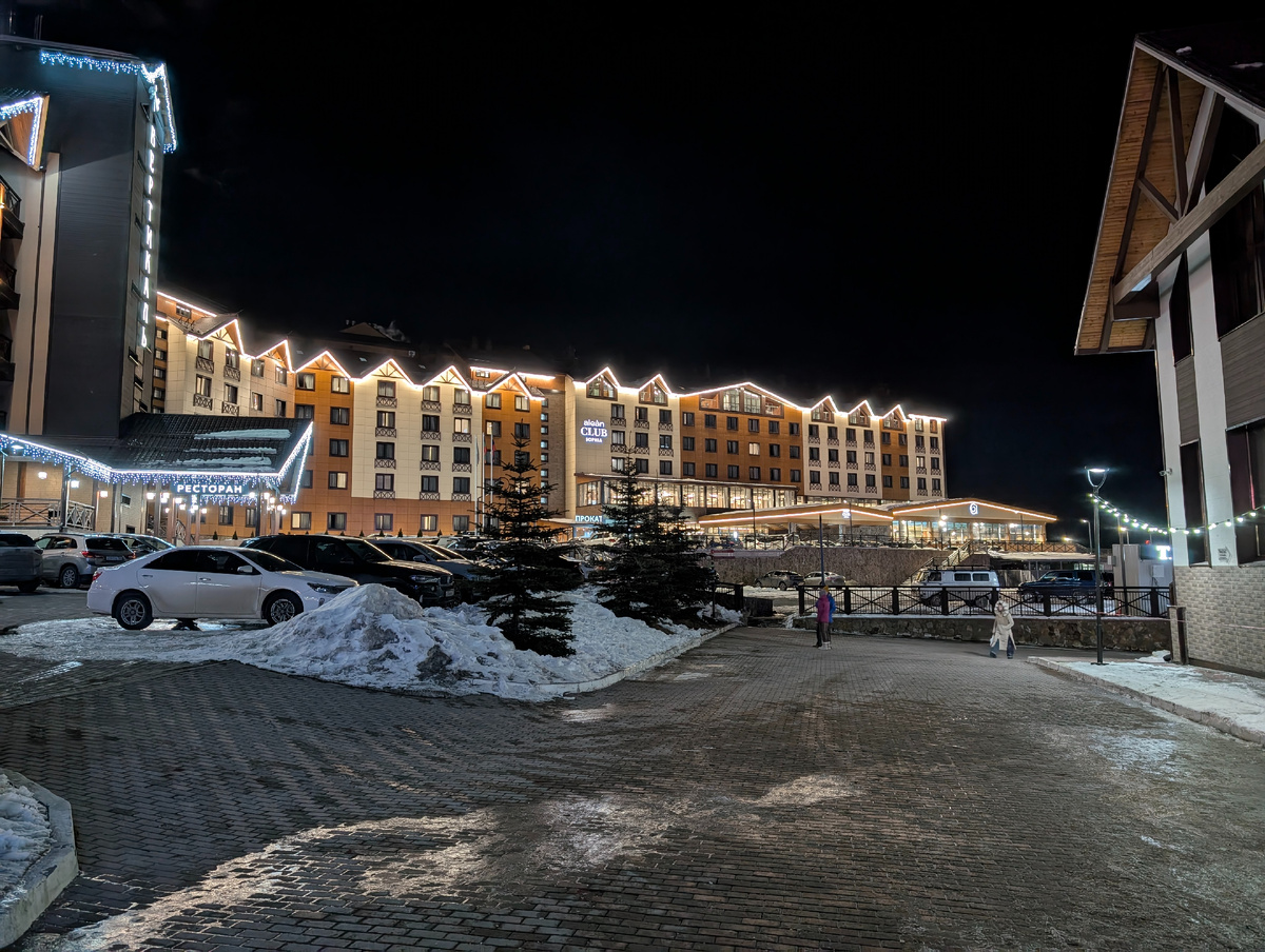 вид от инфоцентра Ахыз Романтик на отель