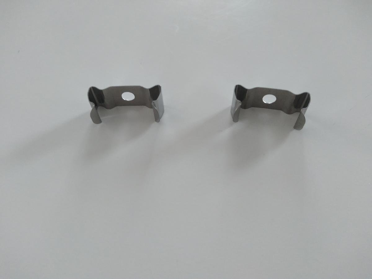 Крупный план скобы, подчеркивающий ее прочность и удобство конструкции для надежной фиксации светильника.