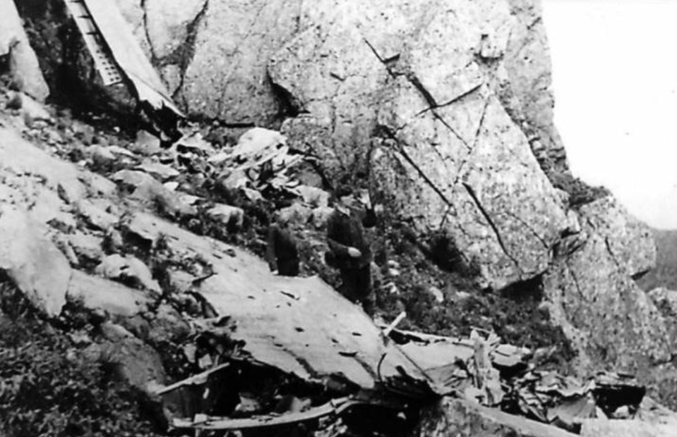 С места крушения самолета на Откликном гребне. Фото из личного архива Константина Павловича Андросенко