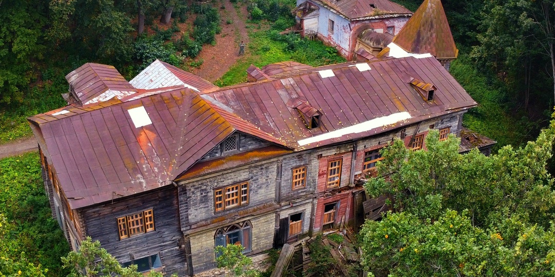 БОЛЬШОЙ ЗАБРОШЕННЫЙ ОСОБНЯК В ЛЕСУ. УСАДЬБА НАРЫШКИНЫХ.