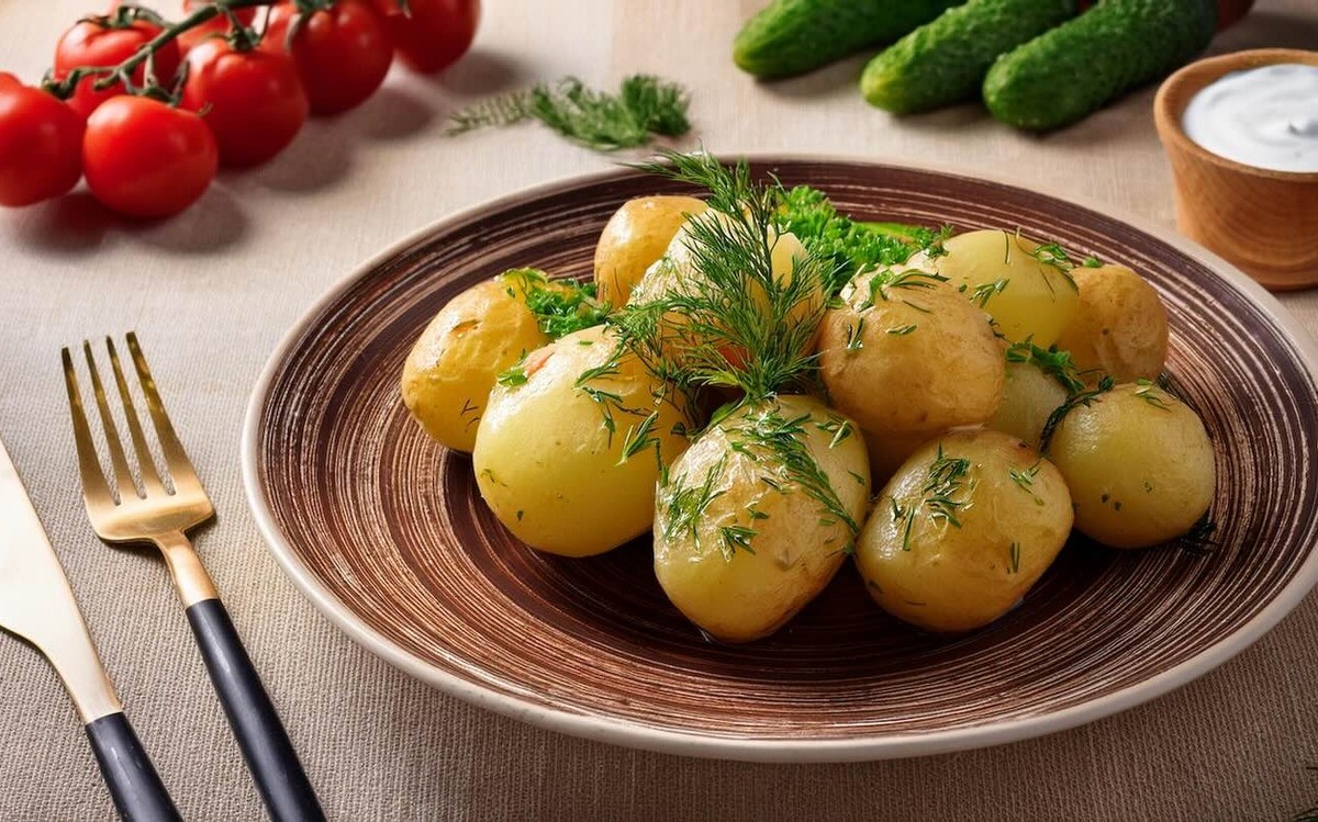 Забудьте о сероватом оттенке вареного картофеля: пару капель сока цитрусового сделают блюдо белоснежным / Фото: Pogovorim.by
