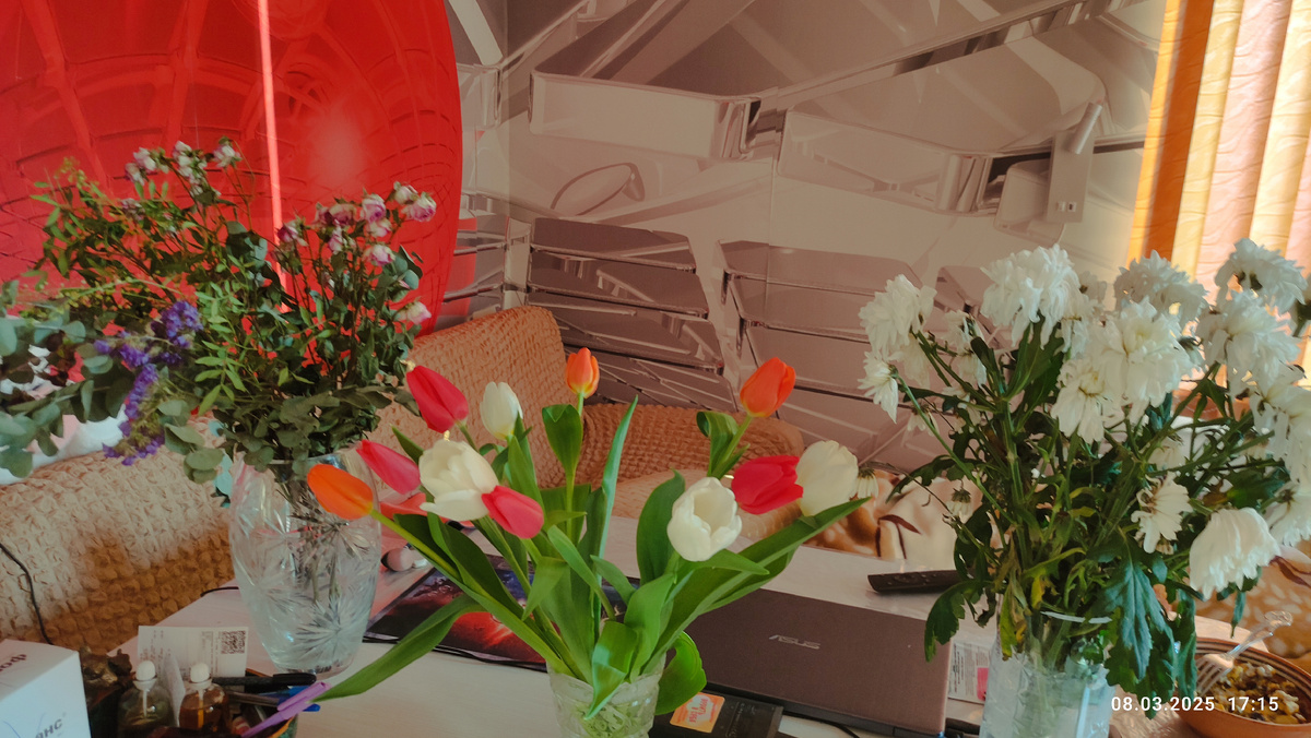 Фото автора. Букеты от мужа, сына и внука.