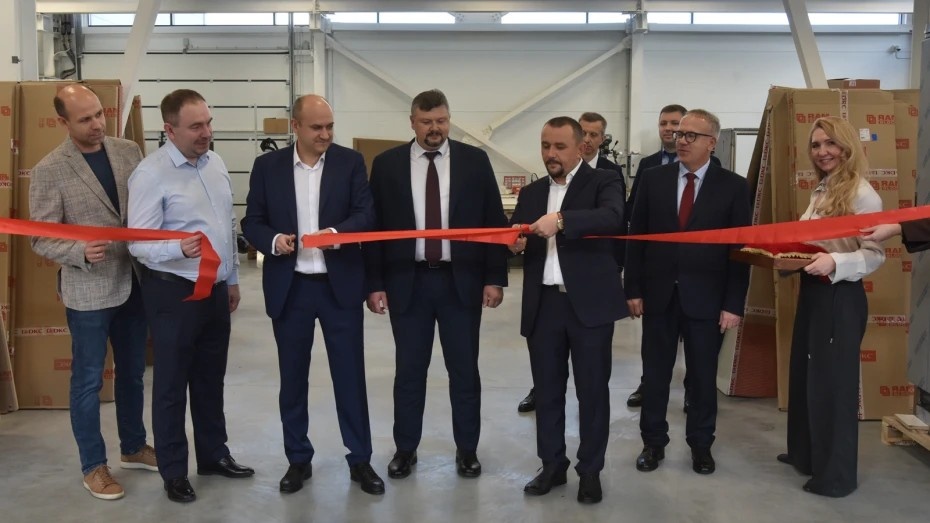 Высшее руководство компании "Интелка" разрезают красную ленту в честь открытия собственного ПСК в присутствии представителей Воронежской области. 