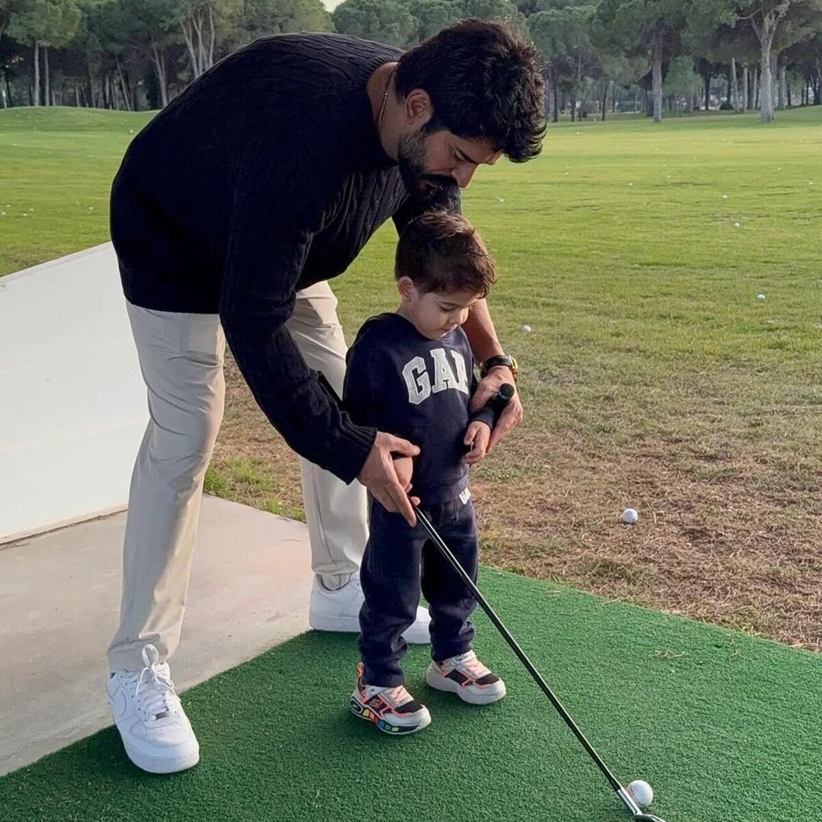    Бурак Озчивит с младшим сыном Социальные сети