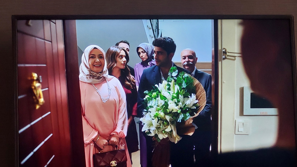 Семья жениха пришла знакомиться с семьей невесты