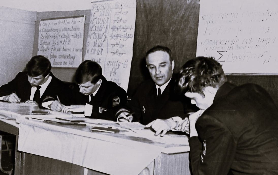 Фото 1971 года. Экзамен по высшей математике на 2-м курсе ЭМФ.