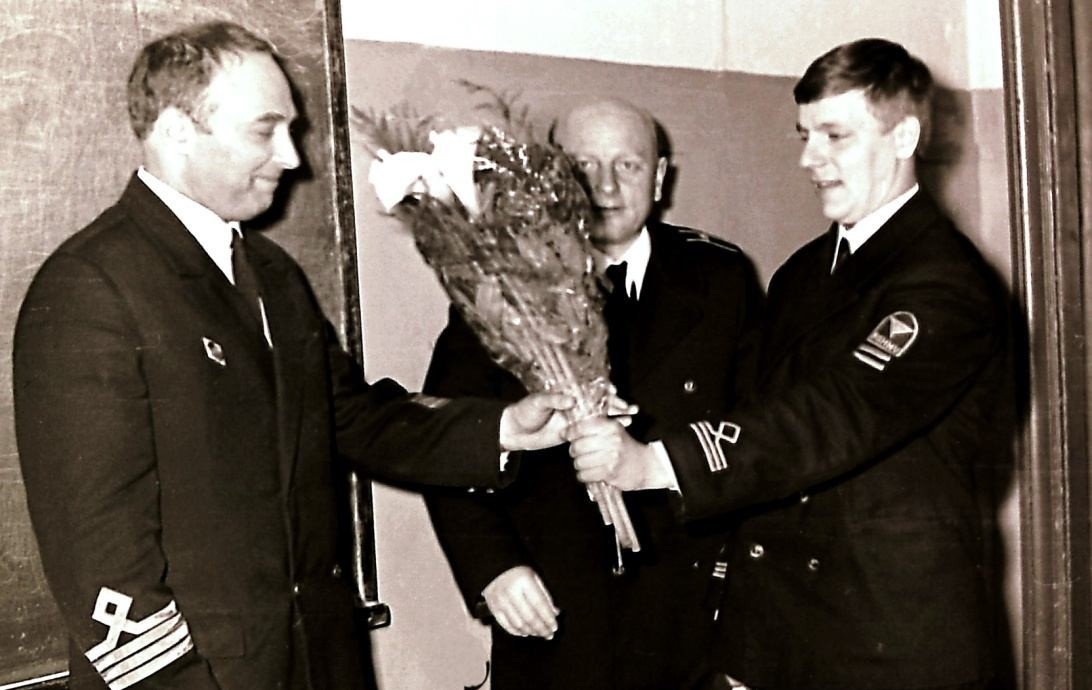 Фото 1971 года. Старшина 4 группы Гена Ляльков вручает «БЛАГОДАРСТВЕННЫЕ» цветы, до слёз растрогавшие грозного доцента.