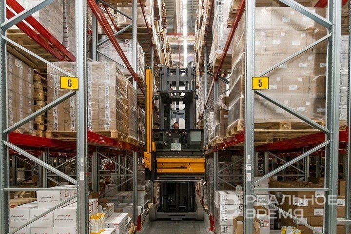Как утверждают участники рынка, «СберЛогистика» готовится или уже начала расторгать договоры аренды площадей в логистических парках в регионах. Максим Платонов / realnoevremya.ru