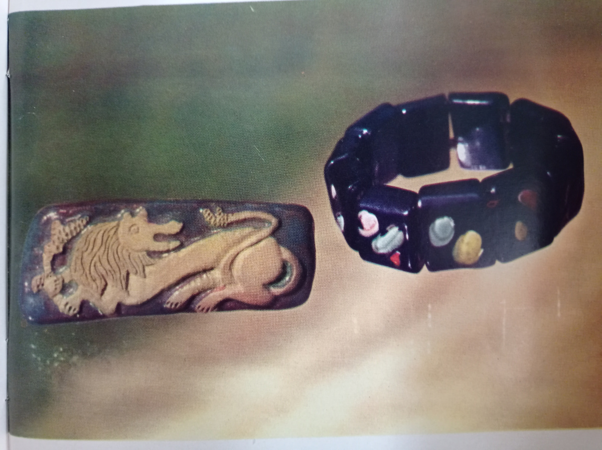 Н. П. Петрачева. Браслет. Майолика. Н. М. Куприянова. Брошь. Майолика. 