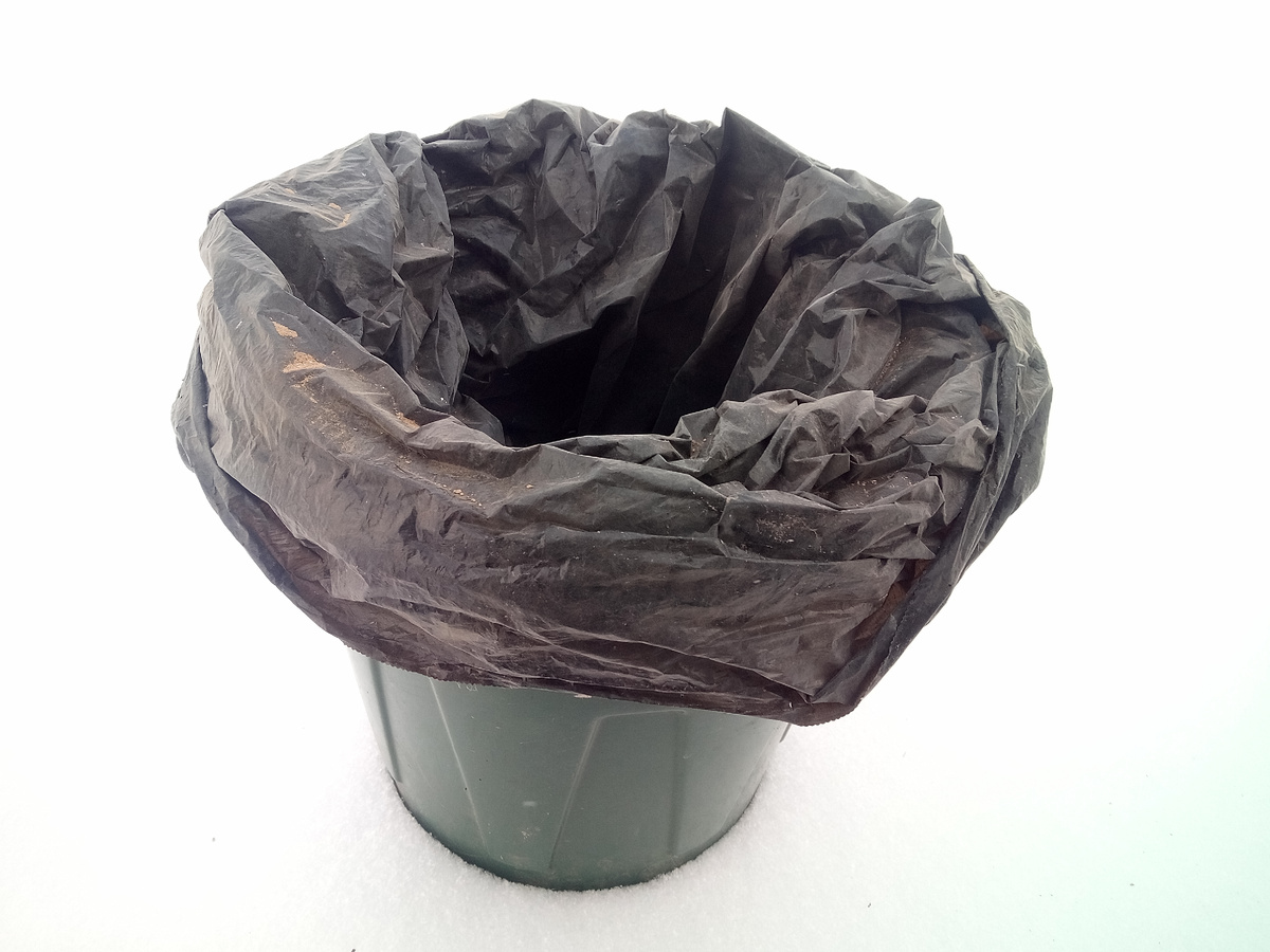 Хранила в мешке, остатки положила в большое ведро, чтобы весной влагу меньше набирала.