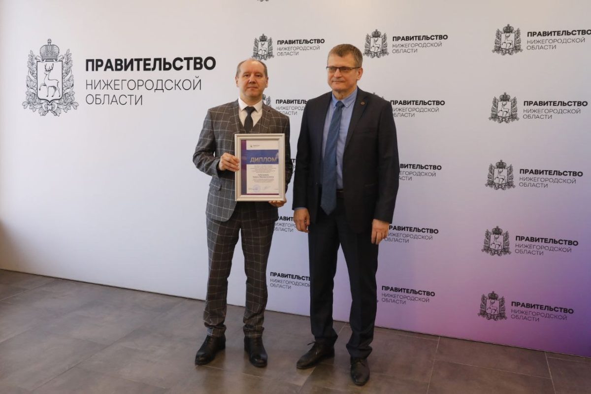    Петр Банников вручил награду победителю конкурса «Лучший эксперт в области независимой антикоррупционной экспертизы»
