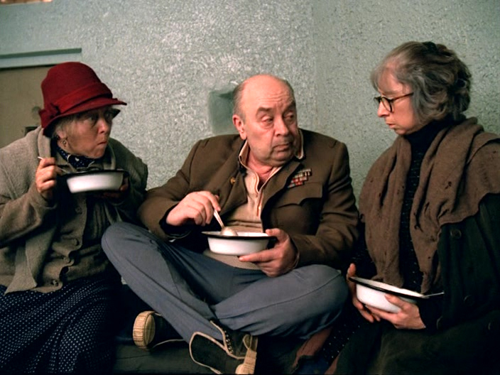 Кадр из постсоветской комедии Эльдара Рязанова «Небеса обетованные»