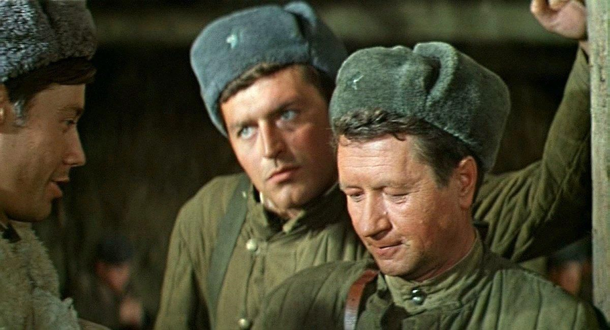 Младший лейтенант Игорь Суслин, перед отправкой на фронт ему было поручено подготовить ударный взвод истребителей танков. Кадр х/ф "Аты-баты, шли солдаты…" 