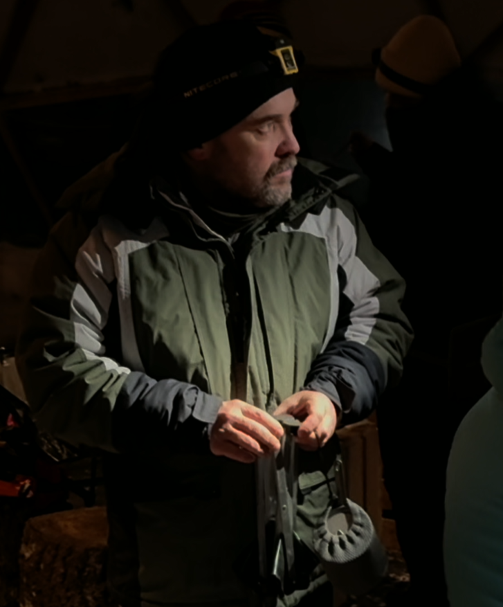 Налобник в зимнем походе (в нерабочем положении)
